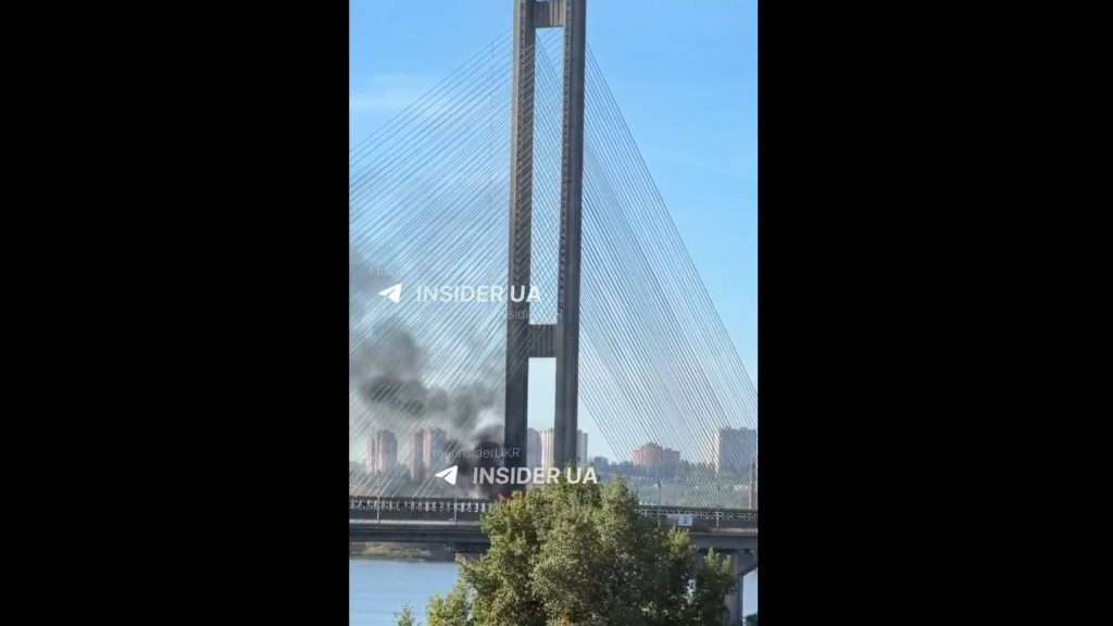 Az oroszok eltalálták az egyik legfontosabb kijevi hidat, leállították a forgalmat