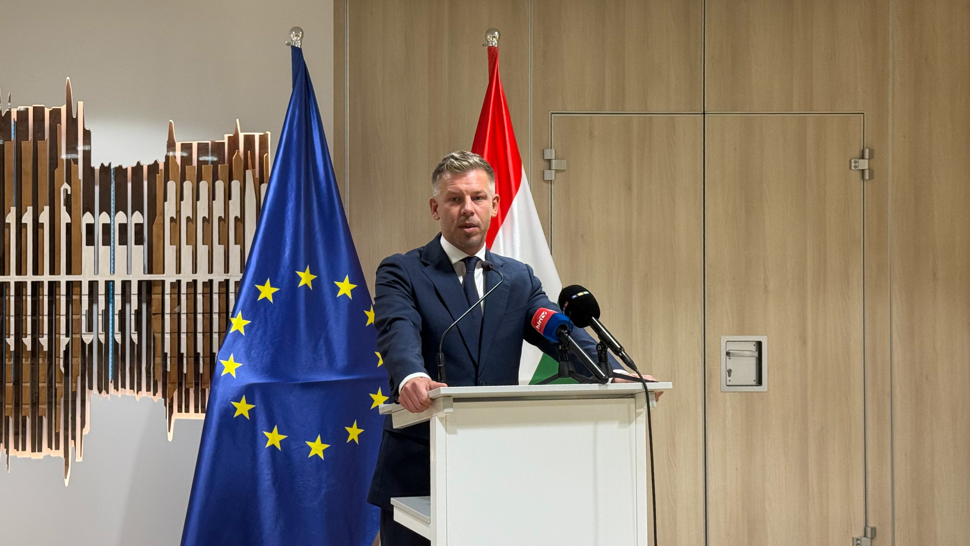 Magyar Péter szerint a kormány nem mondott le a 2,1 milliárd eurós uniós támogatásról