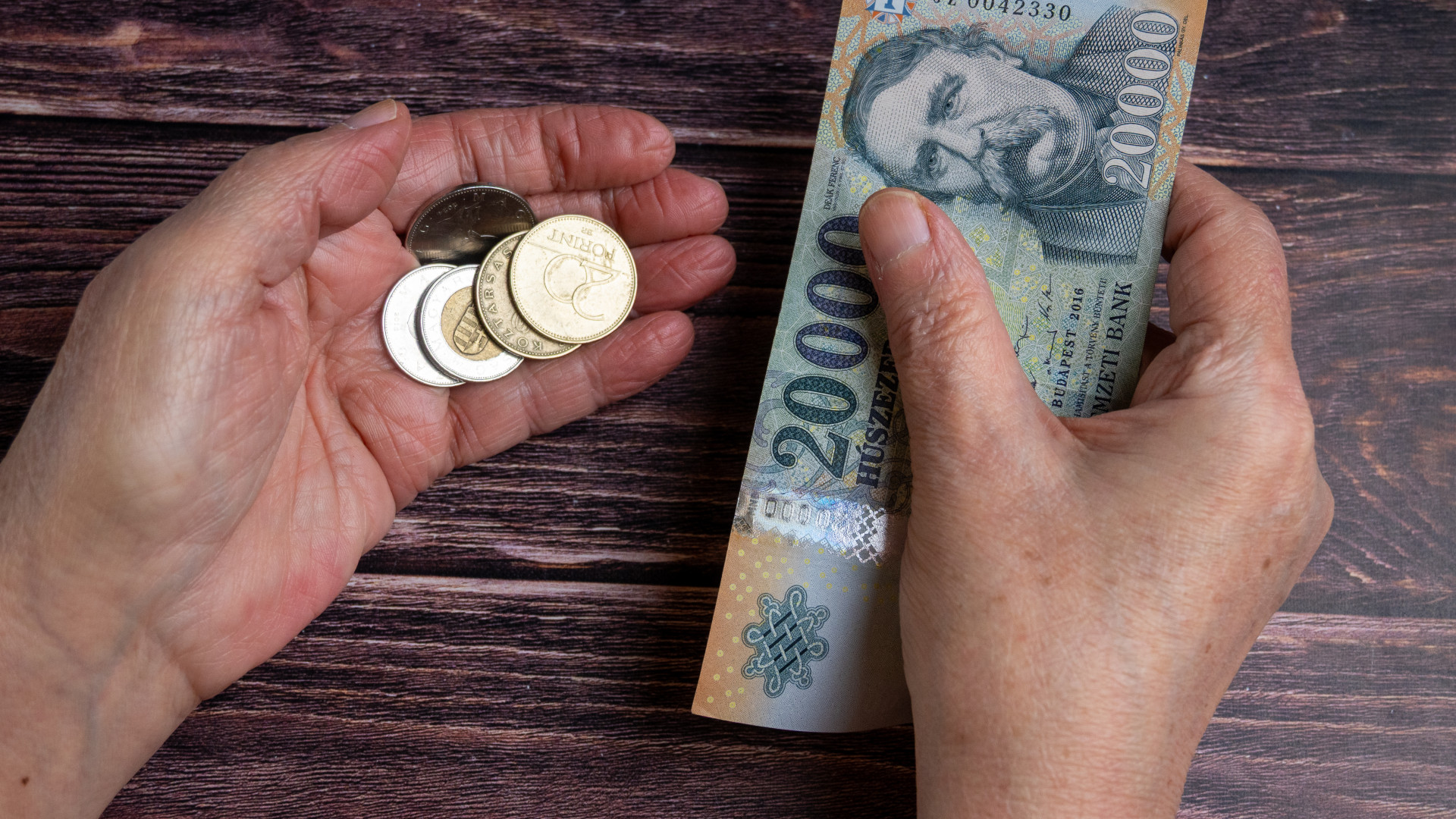 A forint délutánra ledolgozta napi veszteségét az euróval és a dollárral szemben