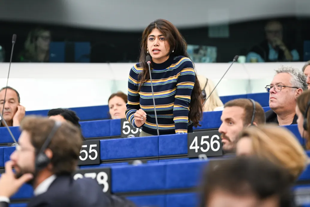 Rima Hassan eltávolította az izraeli zászlót, ezért az EP elnöke szigorú fellépést ígért
