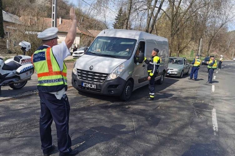 ROADPOL-akció: a rendőrség szerint minden tizedik sofőr nem a vezetéssel foglalkozott