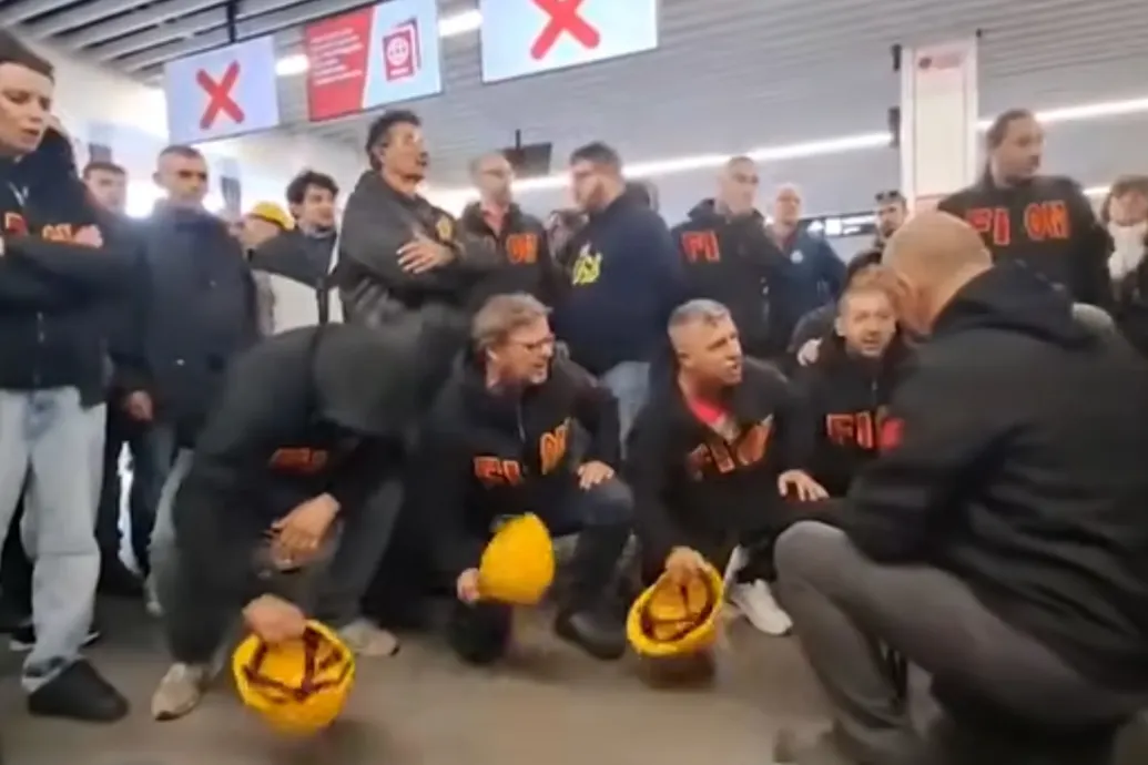 Az acélipari leépítés ellen tiltakozva foglalták el a genovai repteret