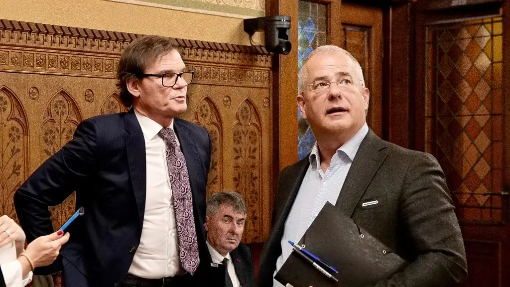 A bizottsági meghallgatáson az egyik képviselő úgy érzi magát, mint A tanú című filmben