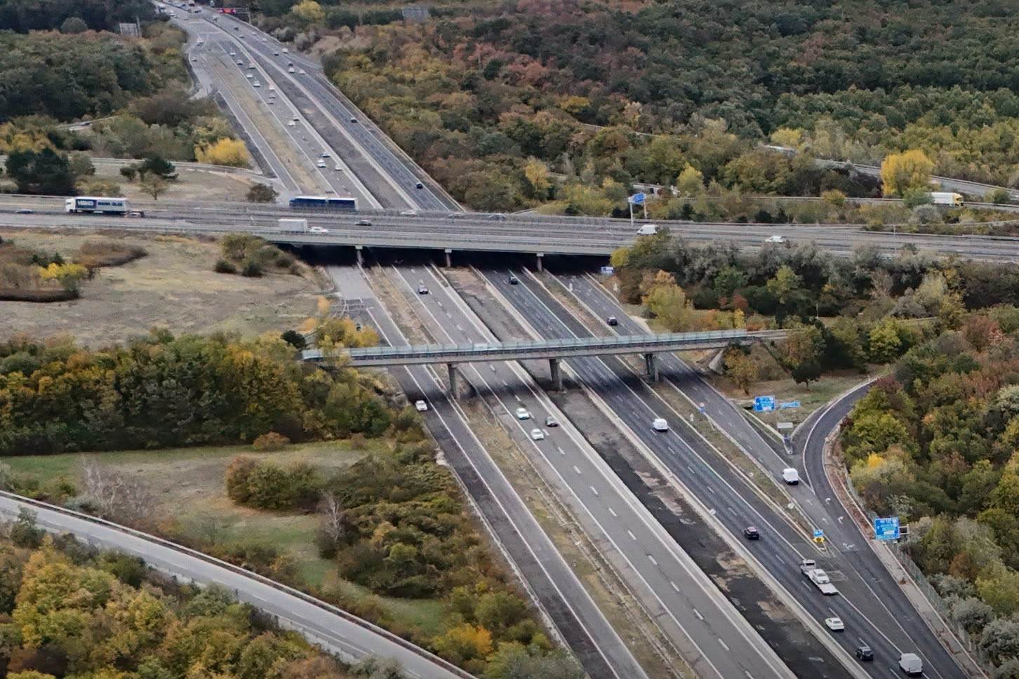 A péntektől eltávolítják az M0 és M7 munkálatai miatti sávlezárásokat a temetésmi ünnepek idejére