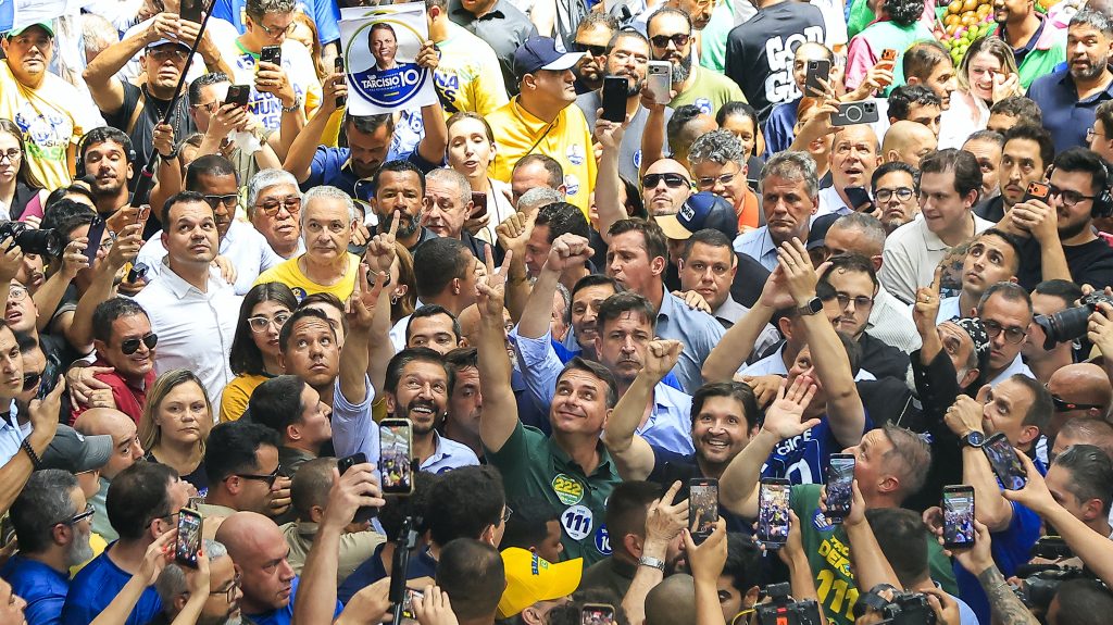 Megkezdődött a brazil elnökválasztás, a jelenlegi elnök és egy korábbi elnök fia indul