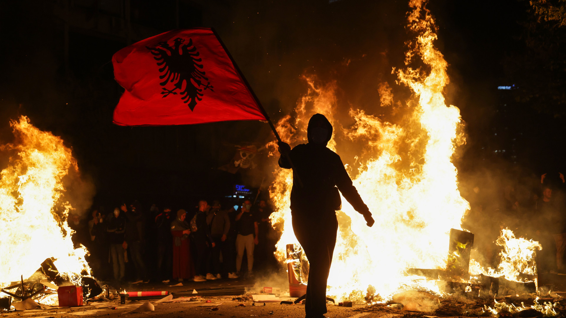 Tűz keletkezett a minisztérium és egy Raiffeisen-fiók épületében a tüntetők megrohamozása után