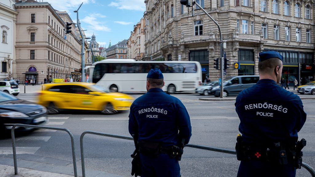 Vádak szerint egy rendőr elsikálást ígért, majd megkérdezte a 17 éves lányt, megcsókolhatja-e