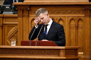 A Pénzügyminisztérium csökkenti a 2027-es hiányt, miközben 2 ezer milliárd jut választási ígéretekre