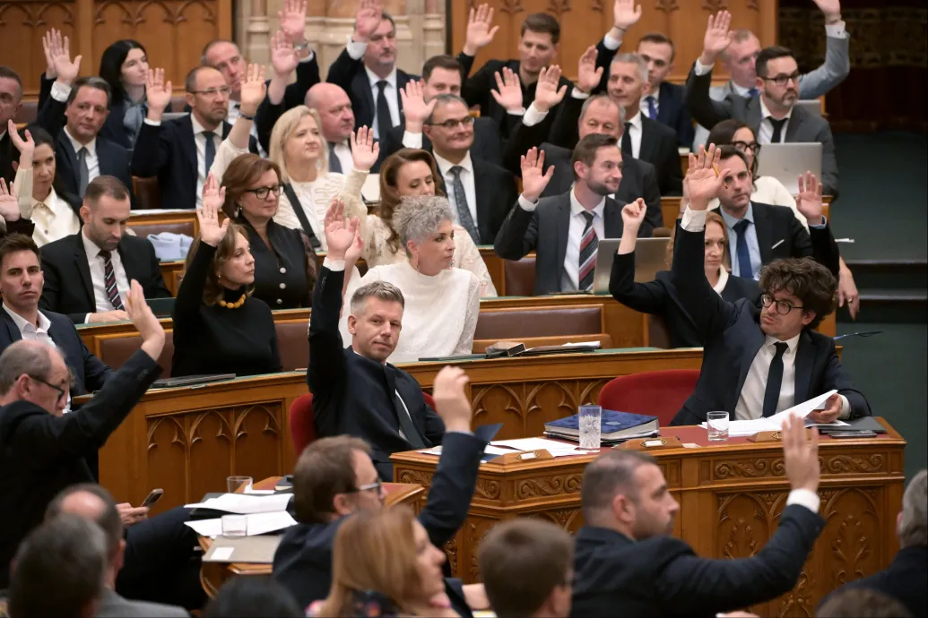 Ma több napirendi ponttal, köztük a kötelező orvosi kamarai tagsággal ül össze az Országgyűlés