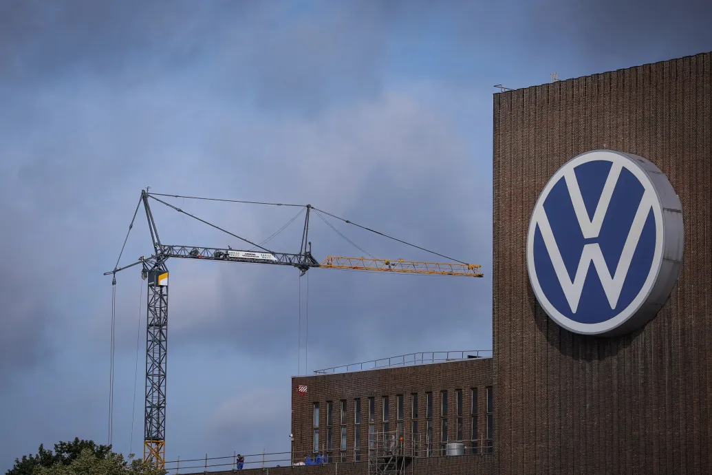 A Volkswagen szakszervezetei sztrájkkal fenyegetnek a bérmegállapodás felmondása miatt