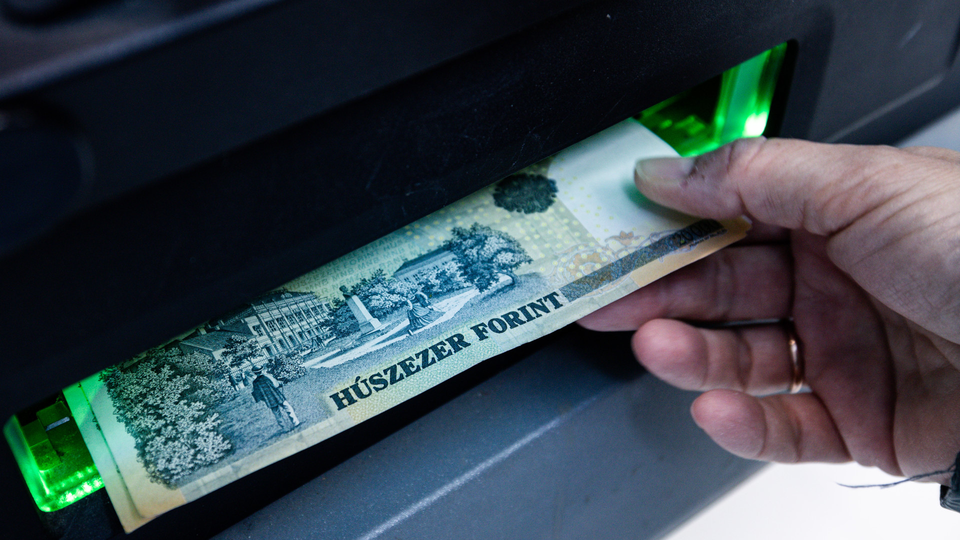 A forint április óta nem látott, 330-as mélypontra gyengült a dollárral szemben