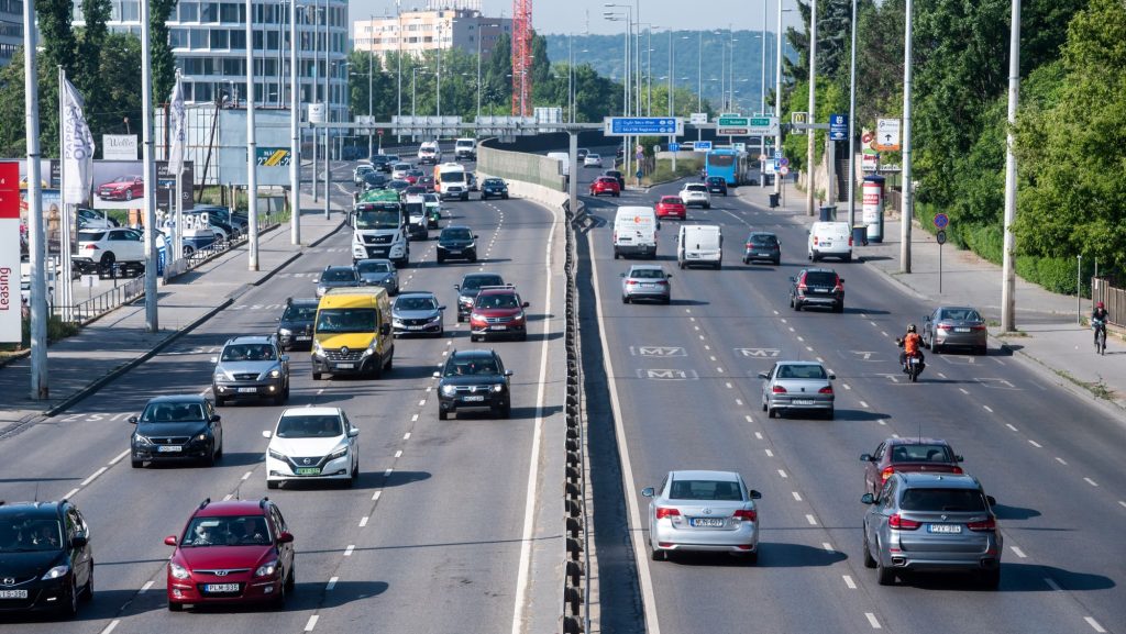 Budaörsnél a szétválásnál lezárják a középső sávot az M1–M7-en