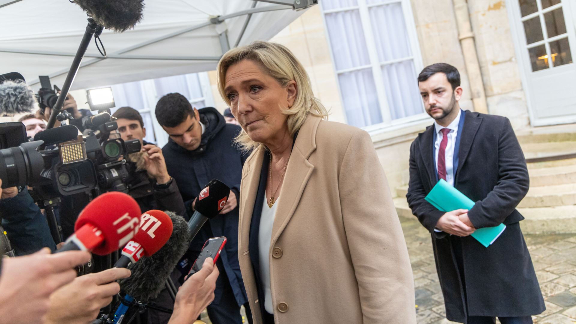 Le Pen terve 30 milliárd eurós adócsökkentést és a nyugdíjkorhatár visszaállítását tartalmazza