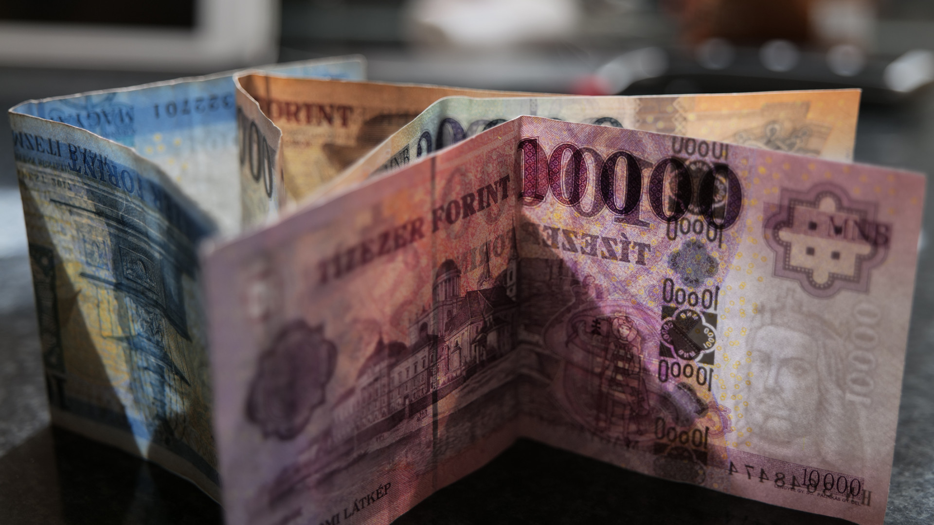 A forint tovább erősödött, az euró 365 forint alá gyengült