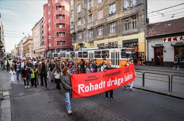 Tizenharmadszor vonultak utcára a Lakásmeneten a lakhatási válság miatt