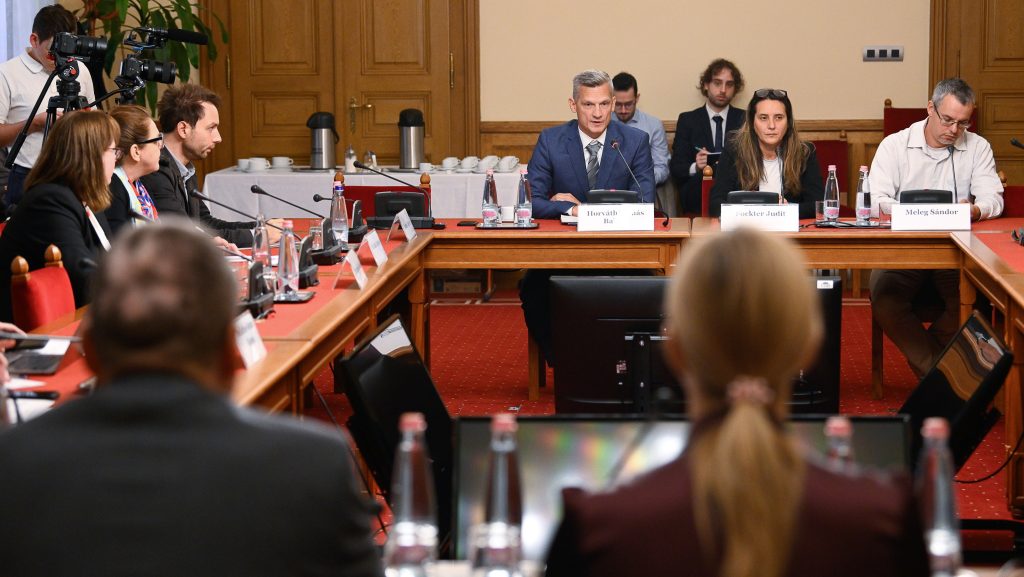 A szociális munkások az egészségügyi és közoktatási bérekhez igazítanák a bérüket