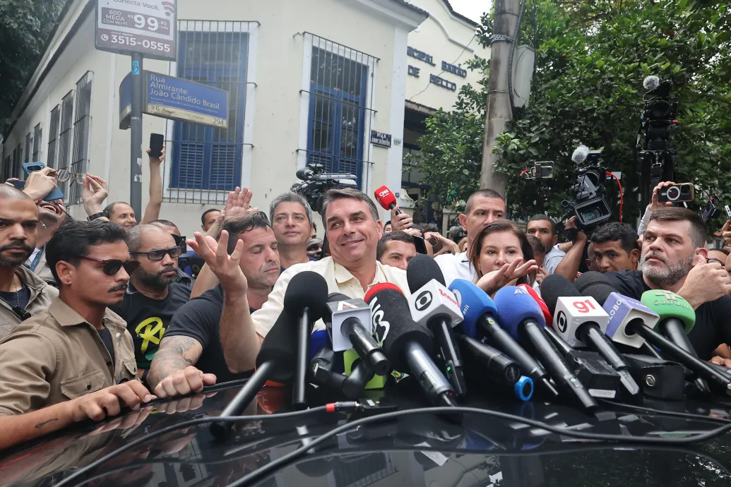 Flávio Bolsonaro rácáfolt a felmérésekre, megnyerte az első fordulót