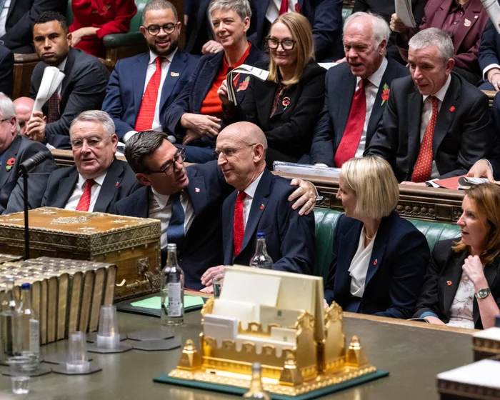 John Healey adót emel a bankokra és a vagyonjövedelmekre a 100 fontos támogatásért