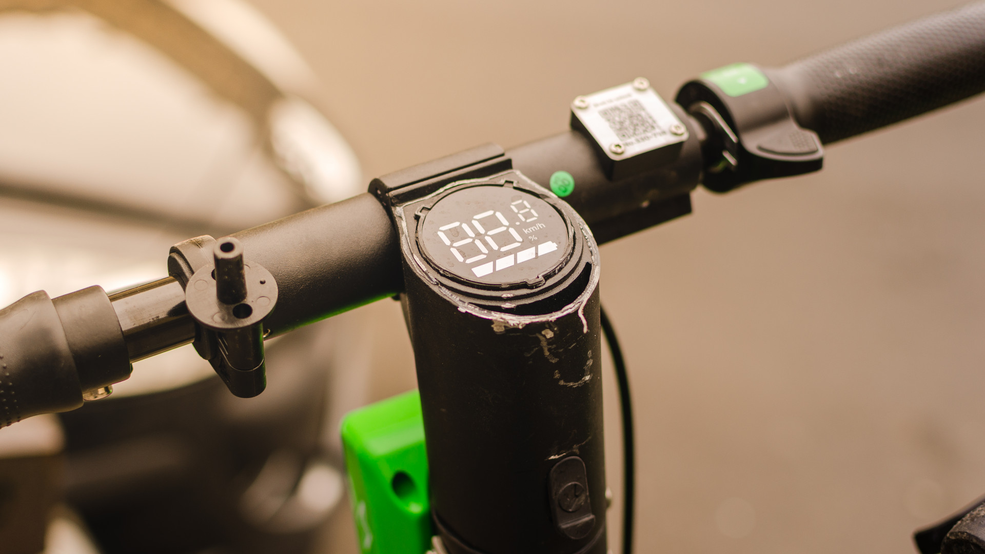 A kormány alsó korhatárhoz kötheti az elektromos rollerek használatát