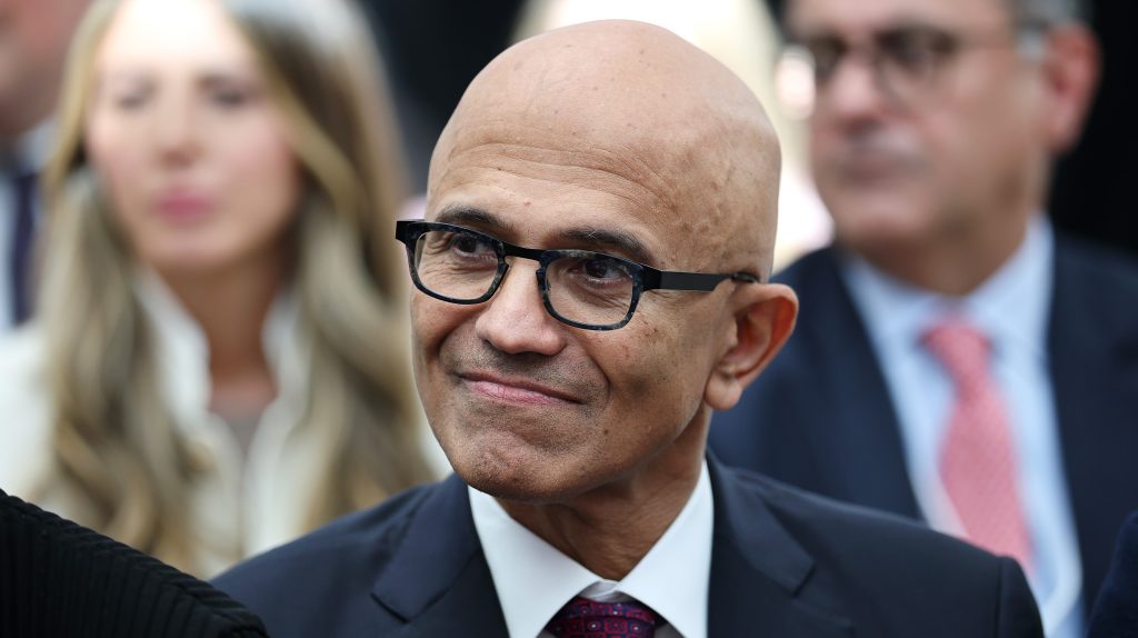A Microsoft vezérigazgatója szerint az MI kompromittálódott, ezért korlátok kellenek