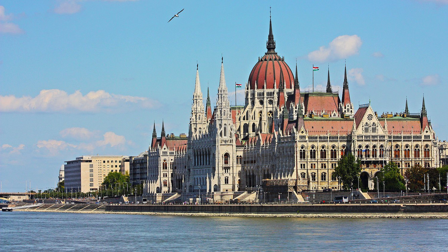 A parlament ma szavaz két mentelmi ügyről, a bizottság a fenntartást javasolja