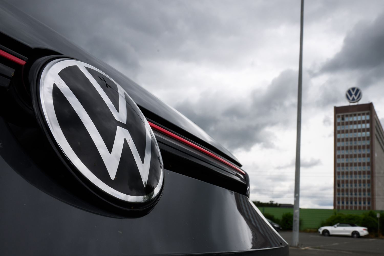 A Volkswagen 2030-ig befagyaszthatja a béreket, és újabb leépítések várhatók