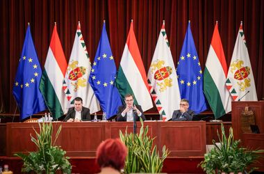 Nem szavazták meg a napirendet, ezért nem tárgyalták a főpolgármester szavazatának korlátozását