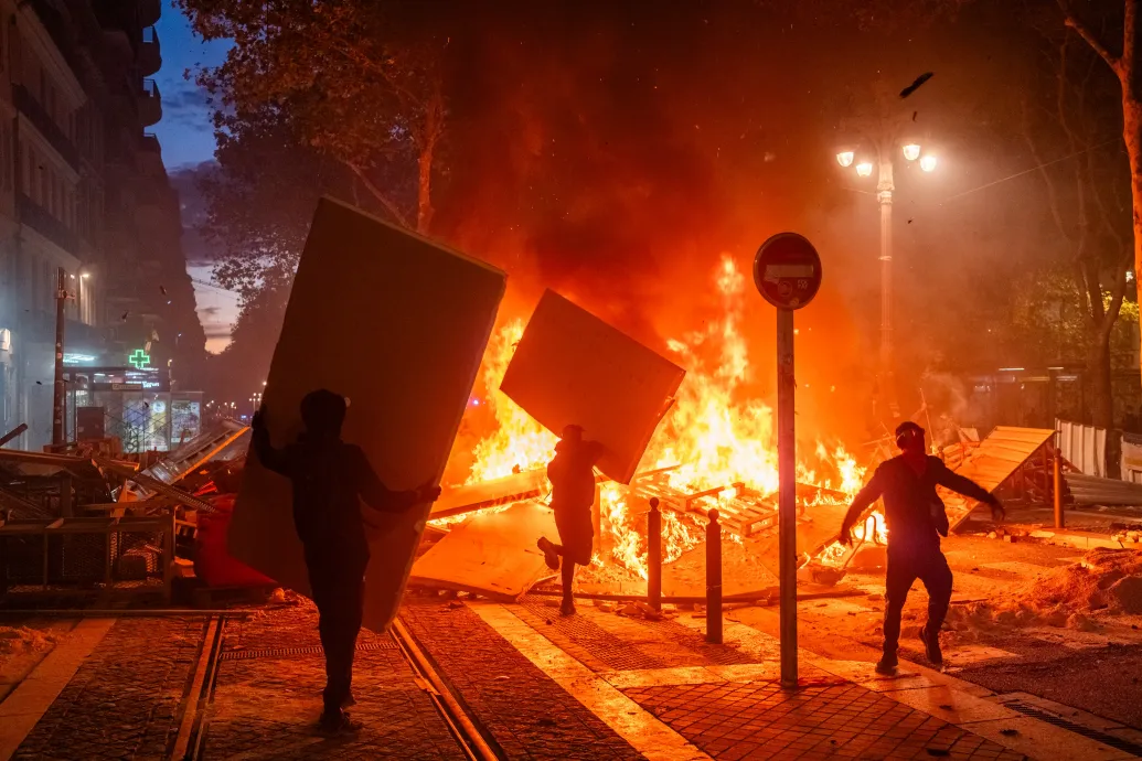 A franciaországi zavargásokban városházákat gyújtottak fel, 2300 embert őrizetbe vettek