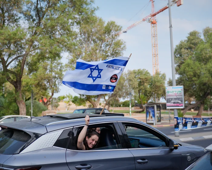 Az exit pollok szerint az ellenzéki blokk vezet, de a Likud maradt a legnagyobb párt