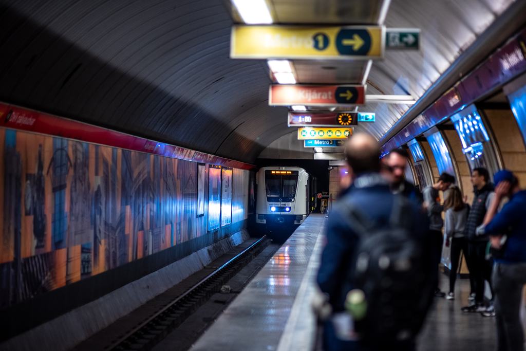 Budapesten két fiatal a 2-es metró tetején utazott, vizsgálja a rendőrség