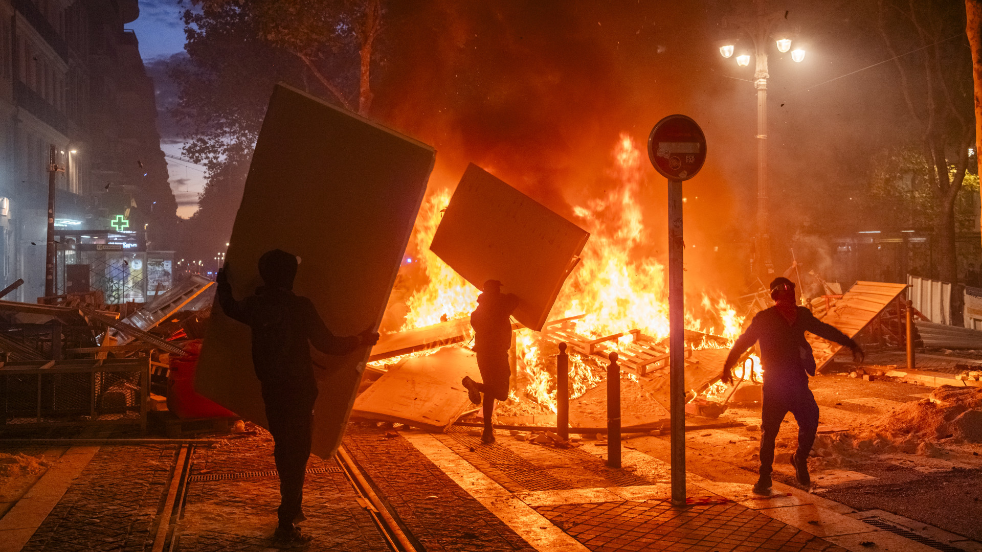Szombaton tömegek tüntettek több európai országban, Franciaországban erőszak tört ki