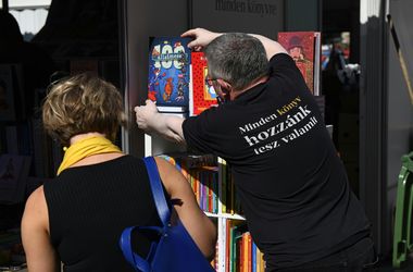 Az állami tulajdonú Libri jövőjéről vitázik a könyvszakma
