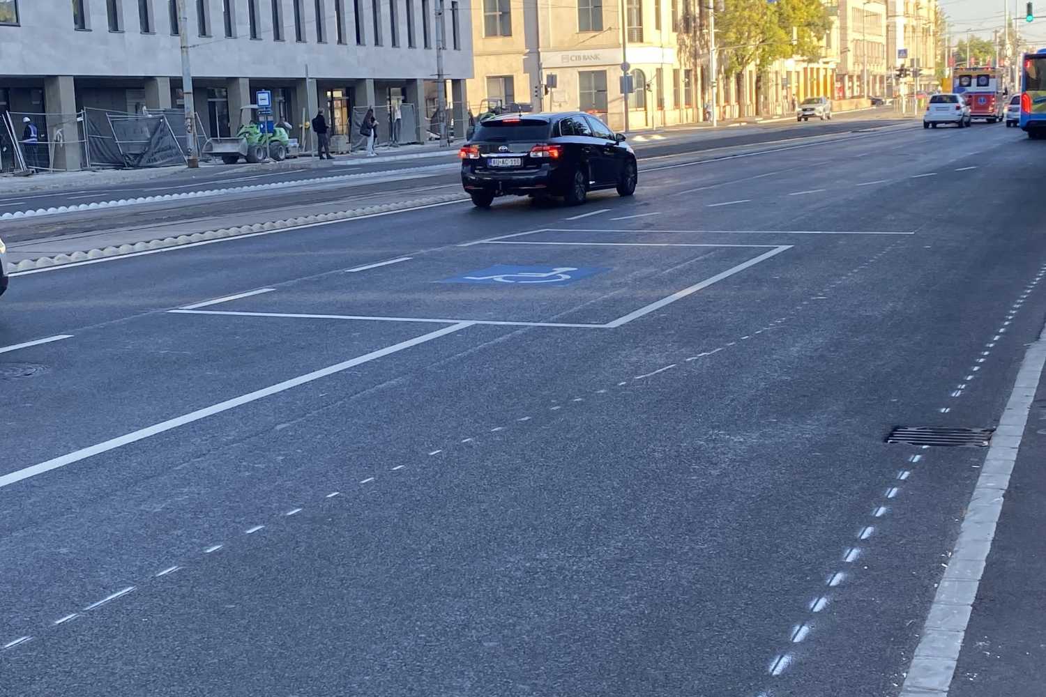 Az István úton látszólag az út közepére került egy mozgáskorlátozott parkoló