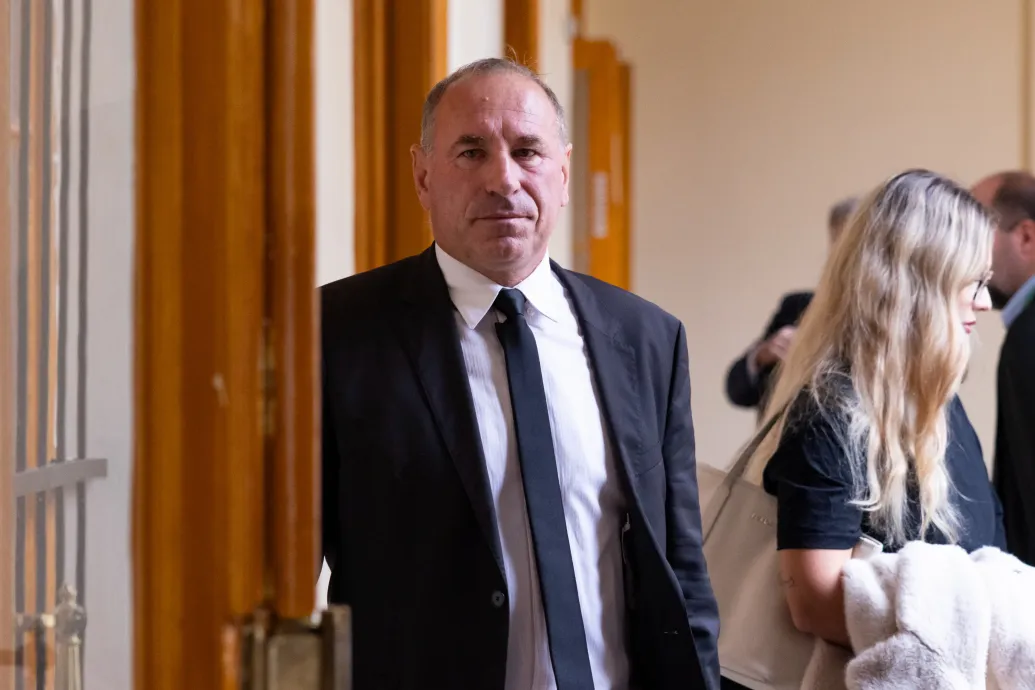 A vádlott szerint vád alá helyezését feljelentései előzték meg, a bíróság ma ítélkezik
