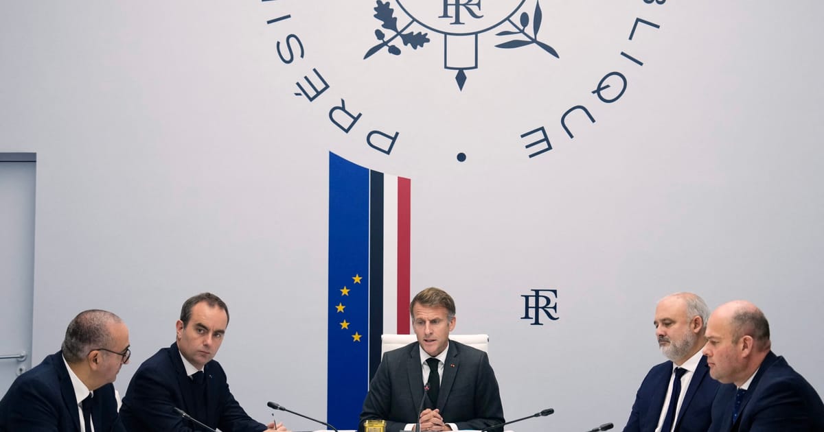 A francia kormány a közösségi oldalak és a mobilinternet blokkolását fontolgatta