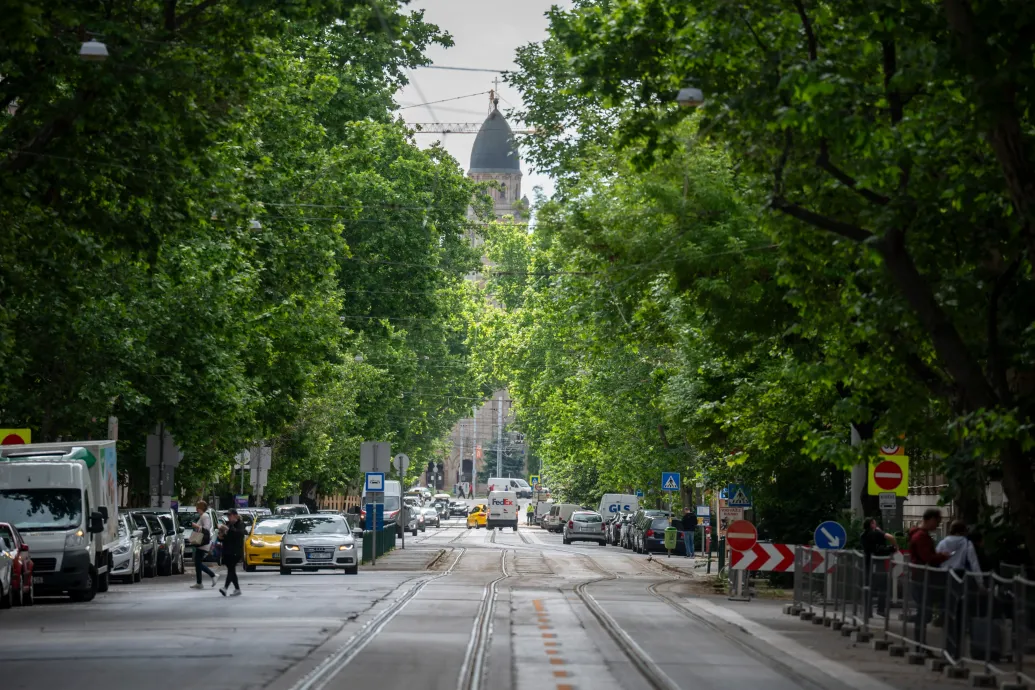 Budapesten a parkolási bevételeket a belváros zöldítésére javasolják fordítani