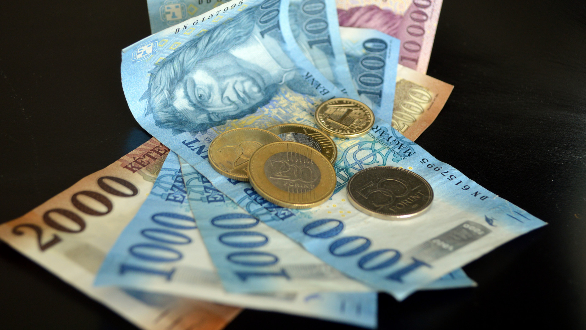 A forint 365 felett kezdte a hetet, erős CPI-adat a januári szigorítást vetheti fel