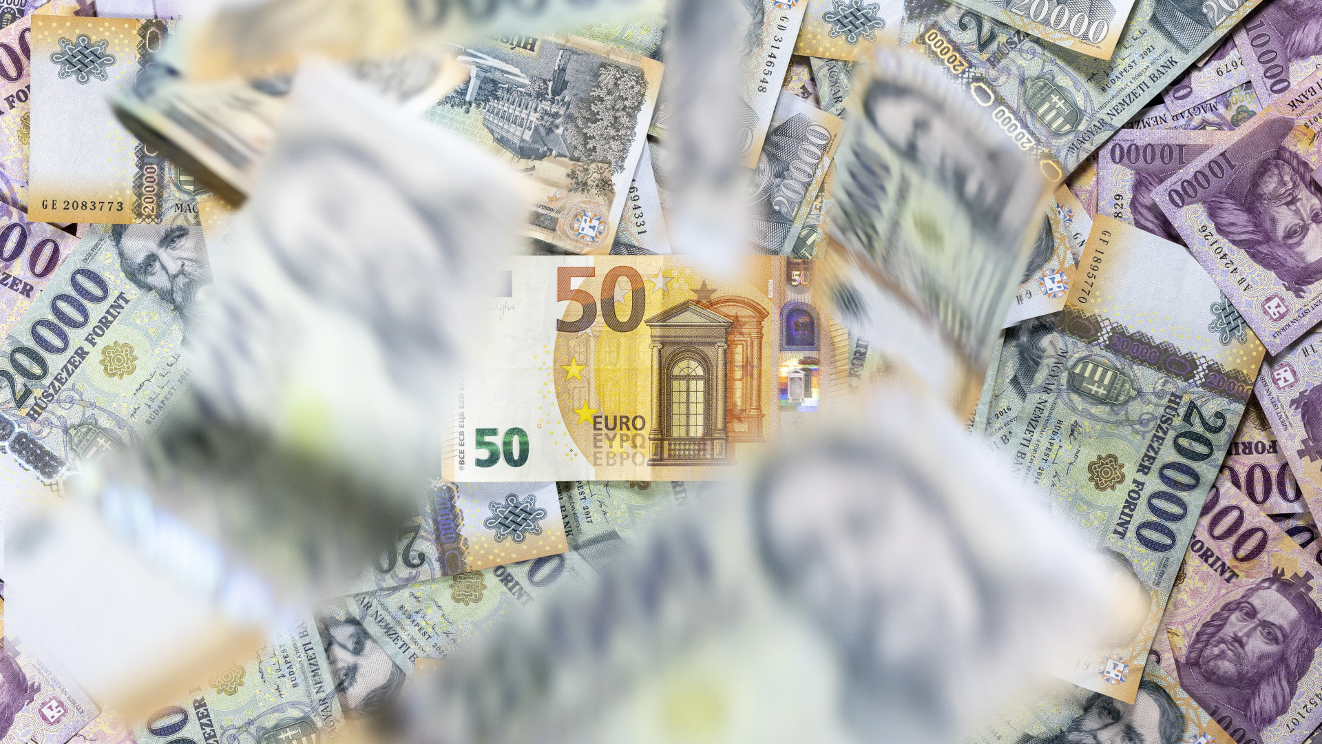 Szakértők vitatták a magyar euróbevezetés előnyeit és hátrányait Szegeden