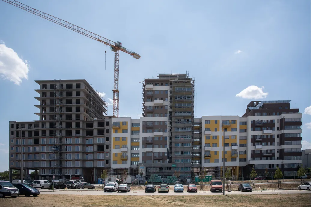 Három hónap visszaesés után ugrott nagyot az építőipar, de a lejtmenet folytatódik
